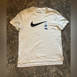 Nike Sportswear Swoosh Shoes Embroidered Short Sleeve T-Shirt Medium